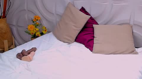 Snapshot of miawoderfull chatting on 01.12.25 Mia online show from 01.12.25