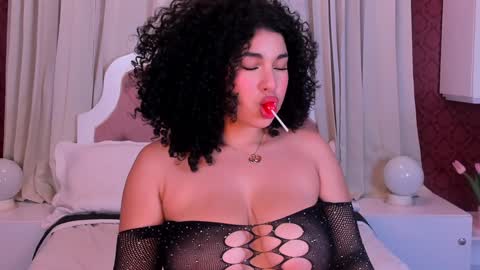 Snapshot of miawoderfull chatting on 01.24.25 Mia online show from 01.24.25