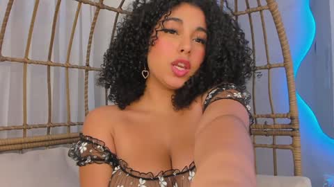 Snapshot of miawoderfull chatting on 02.05.25 Mia online show from 02.05.25