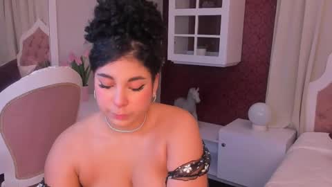 Snapshot of miawoderfull chatting on 03.10.25 Mia online show from 03.10.25