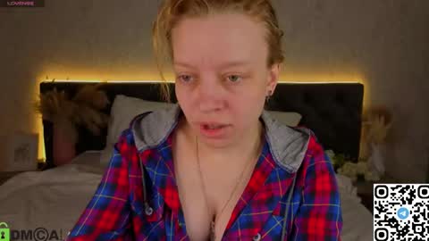 Snapshot of michelle_blond chatting on 04.20.26 michelle_blond online show from 04.20.26