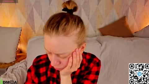 Snapshot of michelle_blond chatting on 05.18.26 michelle_blond online show from 05.18.26