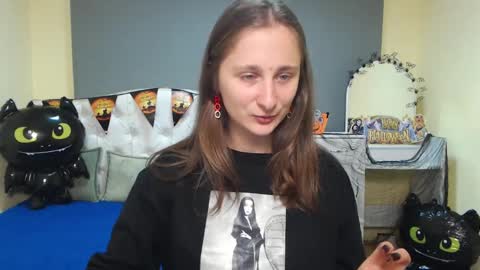 Snapshot of michellee11 chatting on 10.28.25 Michel online show from 10.28.25