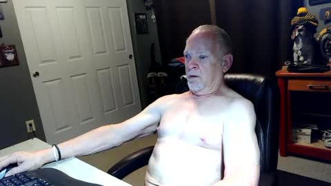 Snapshot of midwestdad09 chatting on 06.16.26 midwestdad09 online show from 06.16.26