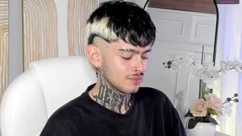 Snapshot of mihailleroy chatting on 12.19.24 MIHAIL LEROY finally independent model online show from 12.19.24