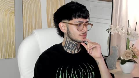 Snapshot of mihailleroy chatting on 01.22.25 MIHAIL LEROY finally independent model online show from 01.22.25