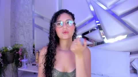 Snapshot of miia02 chatting on 01.11.25 MIA 3 online show from 01.11.25