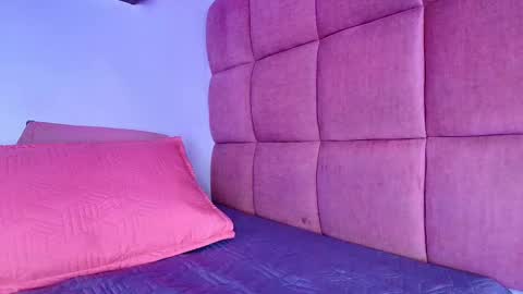 Snapshot of miia_01_ chatting on 09.25.25 Mia online show from 09.25.25