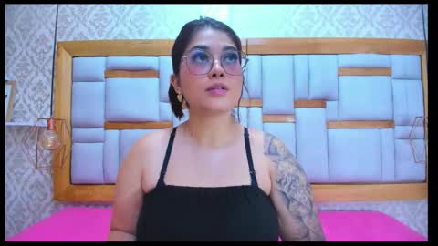 Snapshot of miia_01_ chatting on 11.02.25 Mia online show from 11.02.25