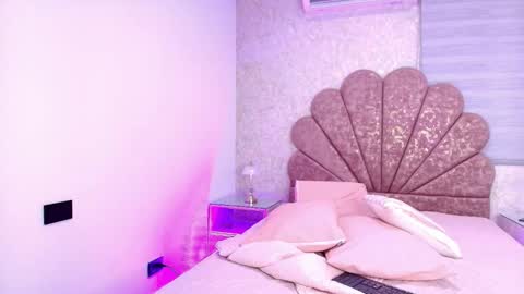 Snapshot of miia_01_ chatting on 11.26.25 Mia online show from 11.26.25