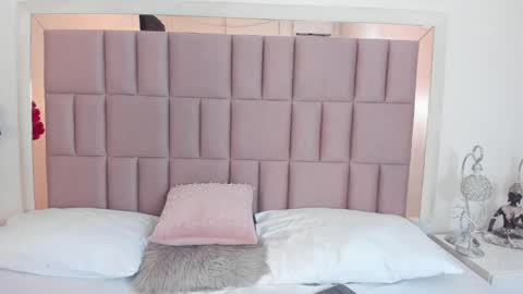 Mia  online show from 02.17.25