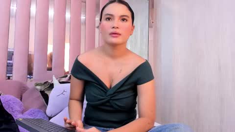 Mia  online show from 11.17.25