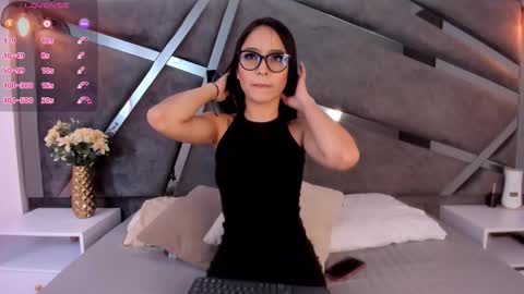 Snapshot of miia_reeves_ chatting on 10.02.25 Mia online show from 10.02.25