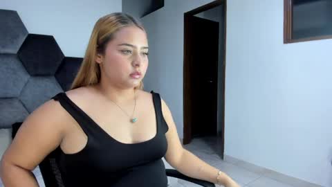 Snapshot of mikaelastonne chatting on 04.19.26 Mikaela blondie bigass online show from 04.19.26