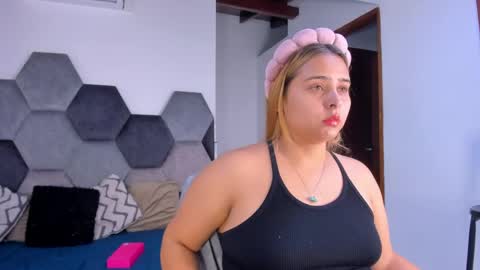 Snapshot of mikaelastonne chatting on 05.12.26 Mikaela blondie bigass online show from 05.12.26