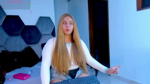 Snapshot of mikaelastonne chatting on 05.21.26 Mikaela blondie bigass online show from 05.21.26