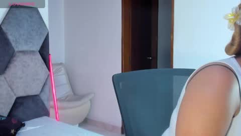 Snapshot of mikaelastonne chatting on 05.25.26 Mikaela blondie bigass online show from 05.25.26
