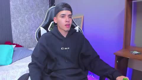 Snapshot of mike_0233 chatting on 03.06.25 Mike 0233 online show from 03.06.25