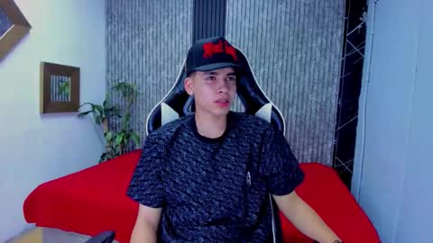 Snapshot of mike_0233 chatting on 11.18.25 Mike 0233 online show from 11.18.25