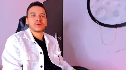 Snapshot of mike_256 chatting on 11.11.25 Mike online show from 11.11.25