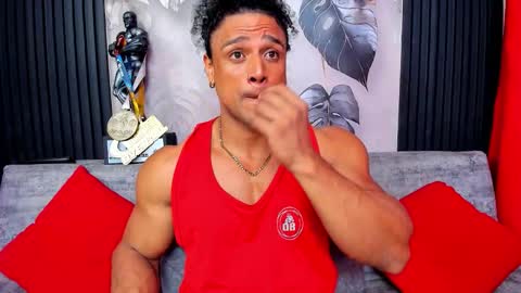 Snapshot of mike_estevess chatting on 10.06.25 online show from 10.06.25