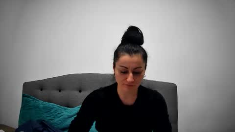 Mikyloveu online show from 10.15.25