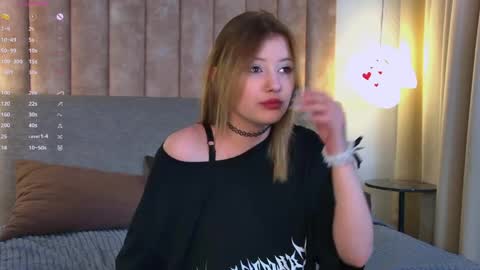 Snapshot of mila_blum chatting on 04.17.26 mila_blum online show from 04.17.26