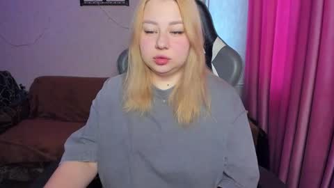 Snapshot of mila_foxxxy chatting on 11.12.25 Mila shy sensual person online show from 11.12.25