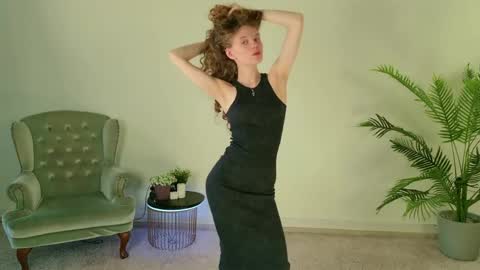 Snapshot of mila_stain chatting on 05.19.26 Mila online show from 05.19.26
