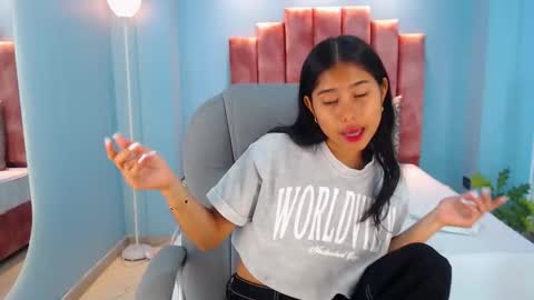 Snapshot of milaa_star chatting on 11.12.25 milaa_star online show from 11.12.25