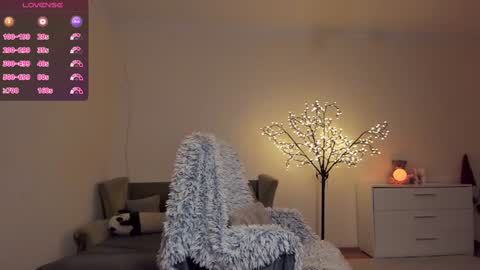 Snapshot of milamurrr_ chatting on 12.13.24 Milana online show from 12.13.24