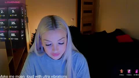 Snapshot of milanafox_ chatting on 03.05.25 Lana online show from 03.05.25