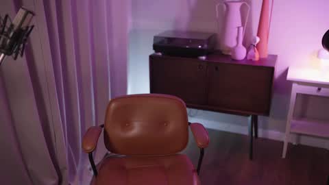 Snapshot of mileeena chatting on 12.19.24 M Telegram mamagotachannel online show from 12.19.24