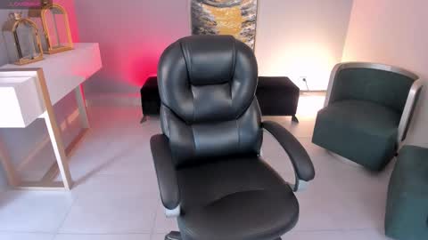 Snapshot of mileycruz_ chatting on 10.18.25 Miley Cruz IG miley model23 online show from 10.18.25