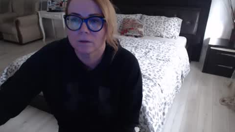 Snapshot of milfbiglips38 chatting on 02.15.25 milfa online show from 02.15.25