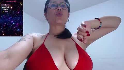 Snapshot of milfcamila367608 chatting on 11.25.25 camila online show from 11.25.25