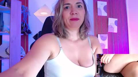 Snapshot of milfsecret69 chatting on 07.25.26 Sara online show from 07.25.26