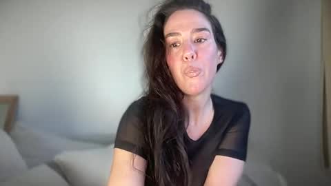 Snapshot of milkandhoneylullabies chatting on 09.12.25 Milk online show from 09.12.25