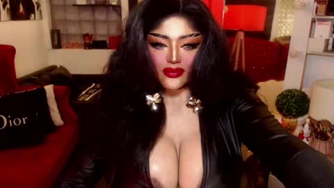 Snapshot of milkshakelavinia chatting on 01.14.25 milkshakelavinia online show from 01.14.25