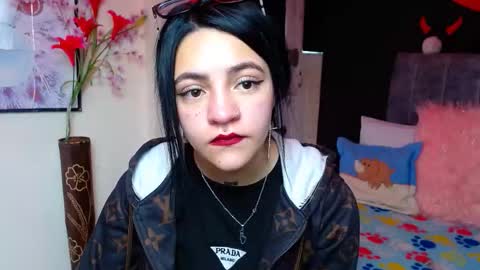 Snapshot of millacounisslosexanal chatting on 11.18.25 Violeta online show from 11.18.25