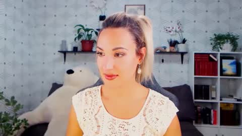 MillaXQueen online show from 10.15.25