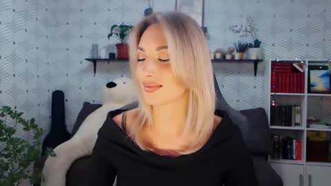 Snapshot of millaxqueen chatting on 05.10.26 MillaXQueen online show from 05.10.26