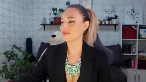 Snapshot of millaxqueen chatting on 05.15.26 MillaXQueen online show from 05.15.26