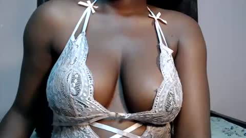 Snapshot of mimiebony chatting on 07.14.26 mimiebony online show from 07.14.26