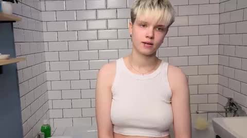 Snapshot of mimipuff chatting on 10.21.25 Sonya online show from 10.21.25