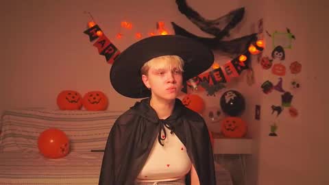 Snapshot of mimipuff chatting on 10.30.25 Sonya online show from 10.30.25