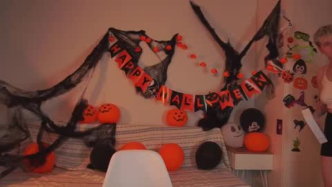 Snapshot of mimipuff chatting on 11.04.25 Sonya online show from 11.04.25