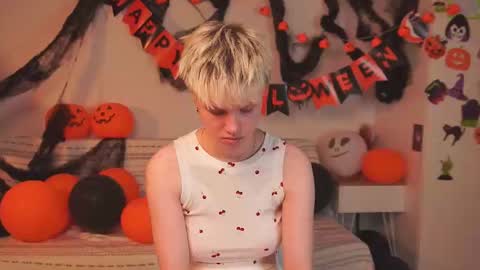 Snapshot of mimipuff chatting on 11.06.25 Sonya online show from 11.06.25