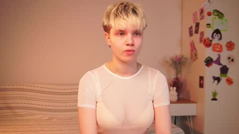 Snapshot of mimipuff chatting on 11.08.25 Sonya online show from 11.08.25