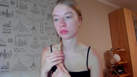 Snapshot of minidiva_ chatting on 09.23.25 Amelia online show from 09.23.25